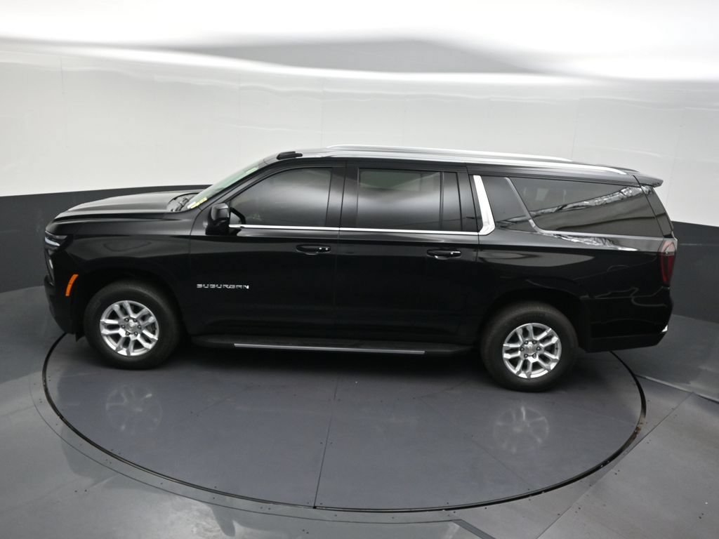 Used 2025 Chevrolet Suburban LS RWD image 18