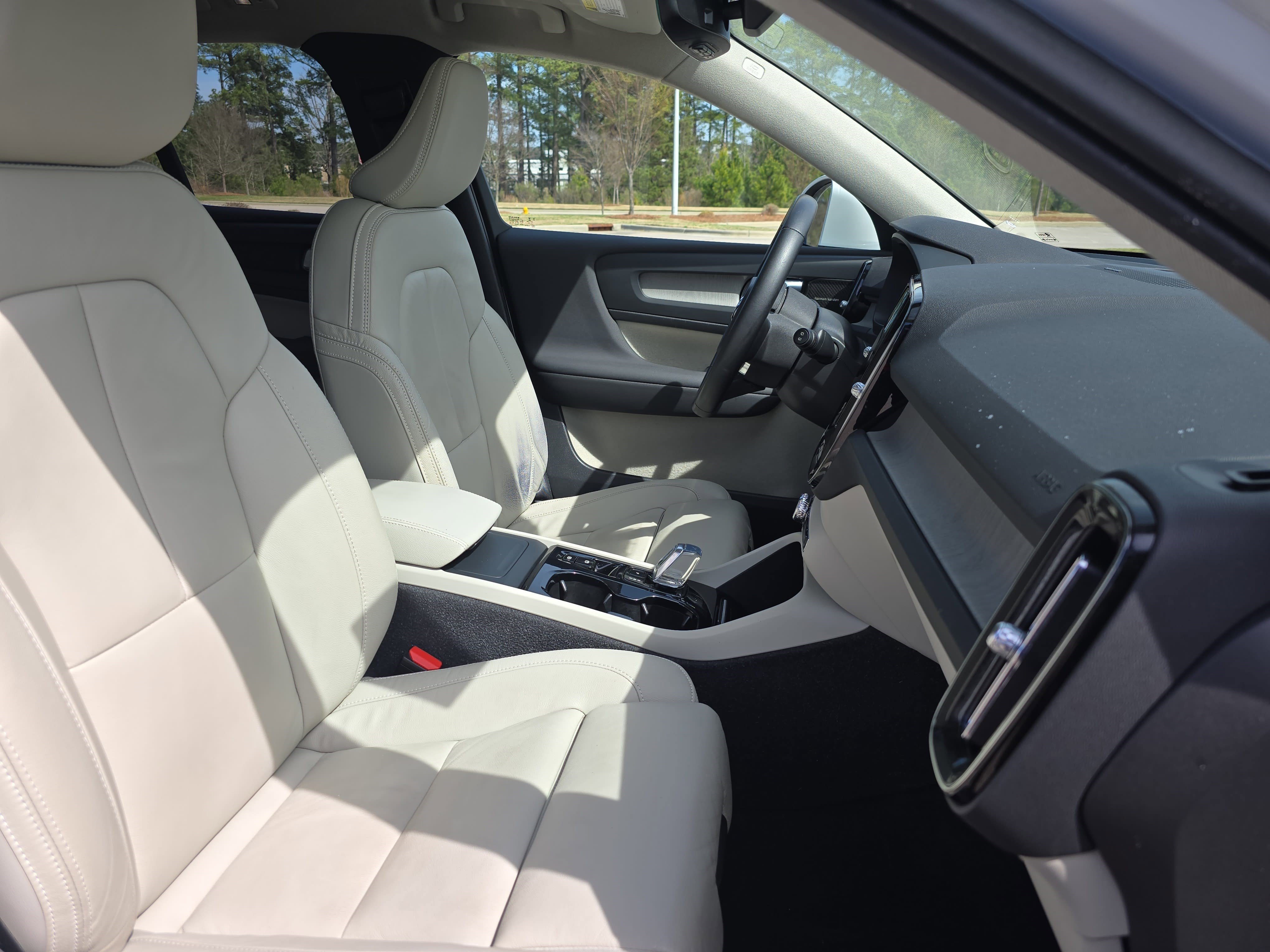 Used 2023 Volvo XC40 B4 Plus w/ Driver Assist Package image 10