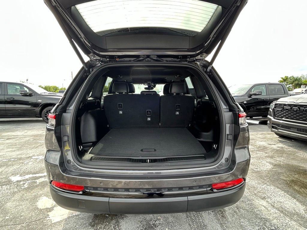 Used 2023 Jeep Grand Cherokee Altitude AWD/4WD image 42
