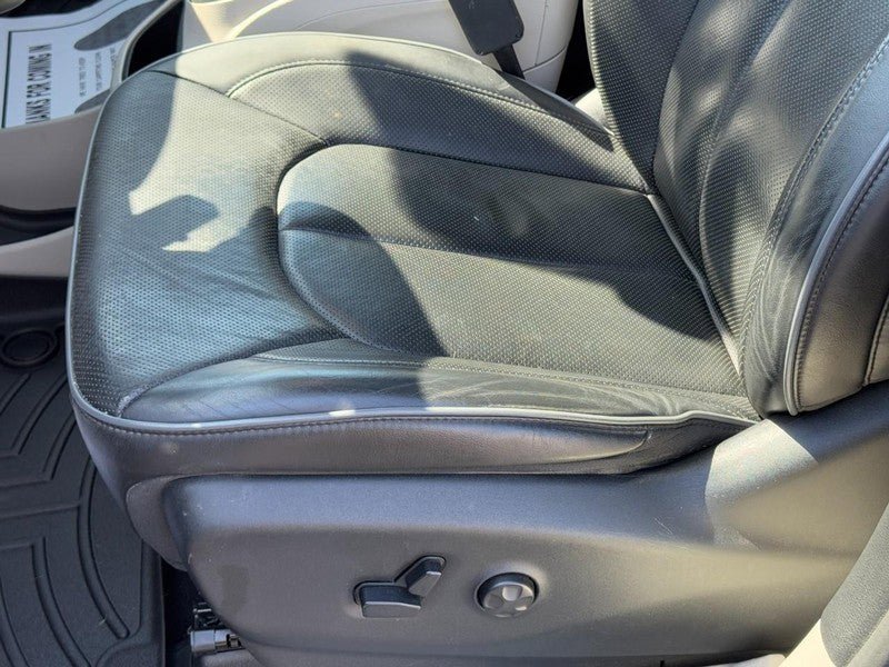 Used 2019 Chrysler Pacifica Limited w/ Tire & Wheel Group image 27