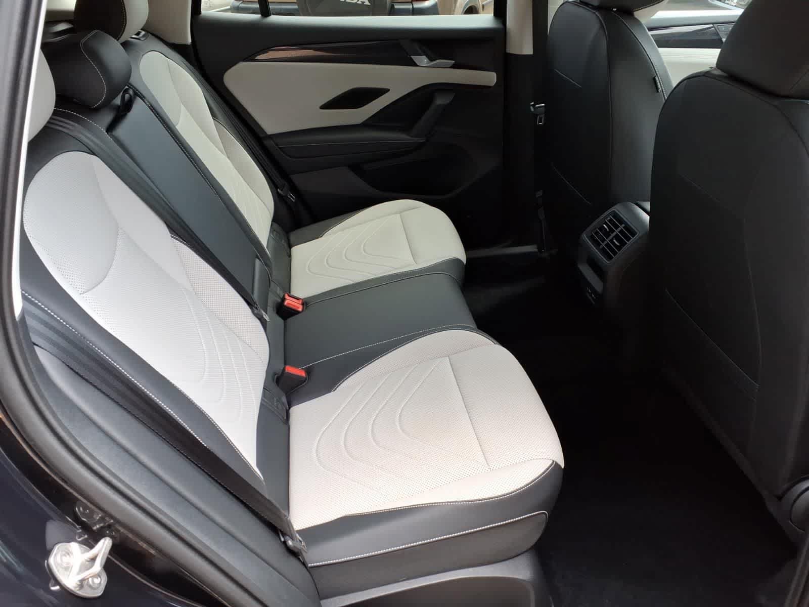 Used 2025 Volkswagen Tiguan SE AWD/4WD image 12