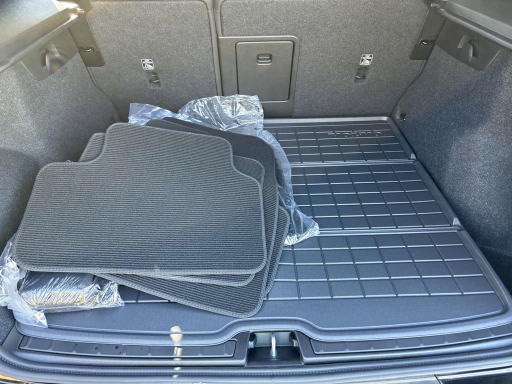 New 2024 Volvo XC40 Recharge Core w/ Protection Package Premier image 9