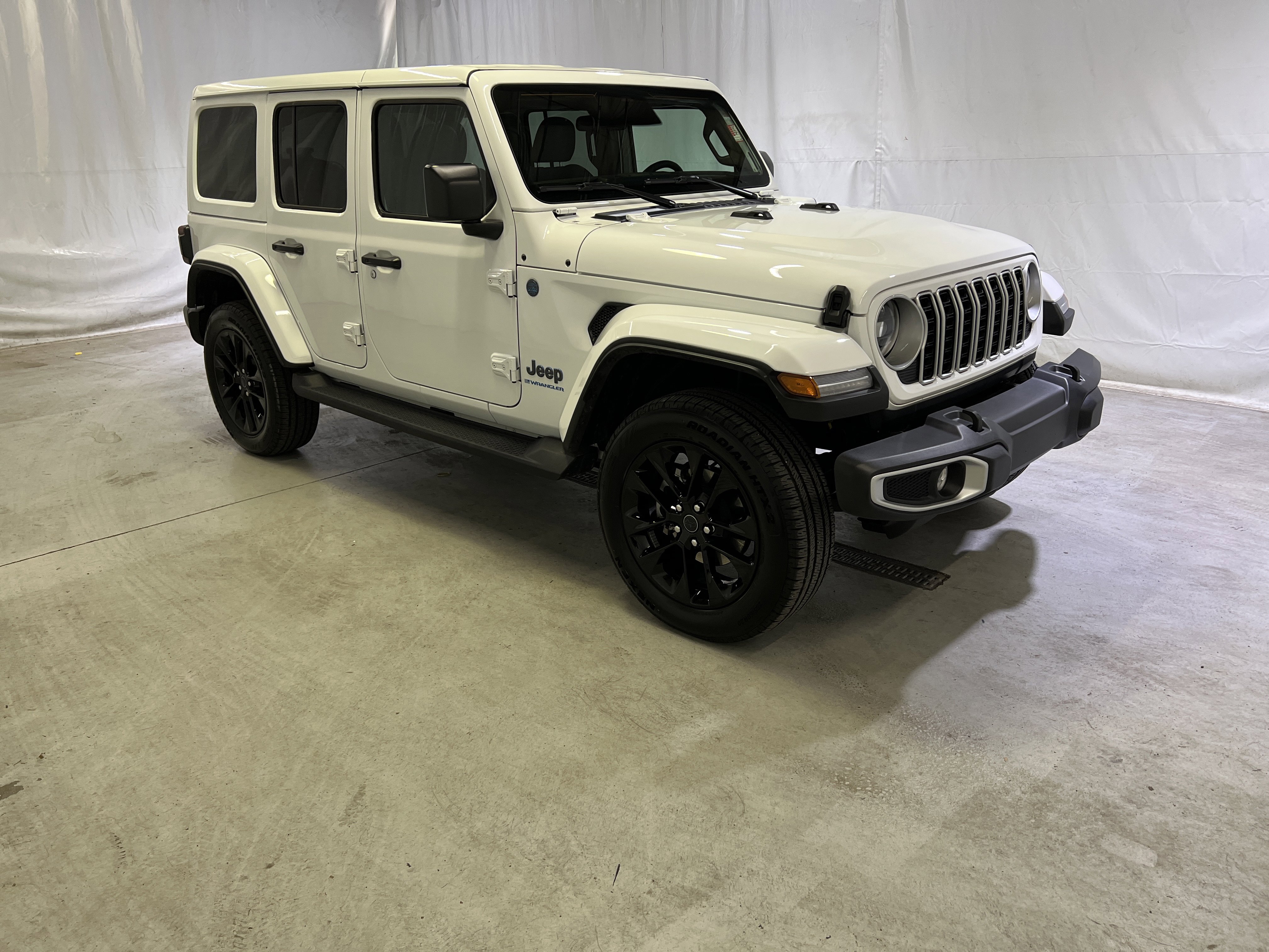 Used 2025 Jeep Wrangler Unlimited Sahara AWD/4WD image 2