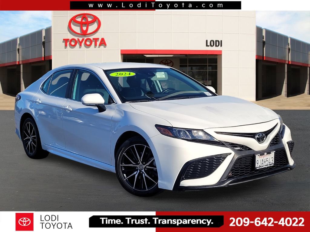 Used 2024 Toyota Camry SE image 1