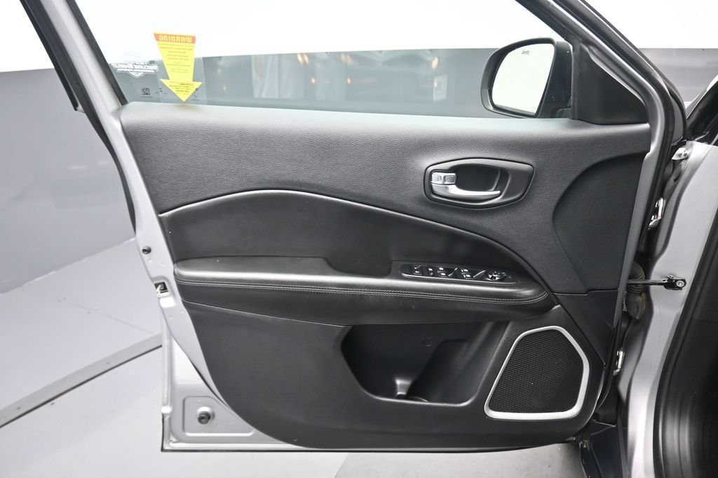 Used 2019 Jeep Compass Latitude AWD/4WD image 9