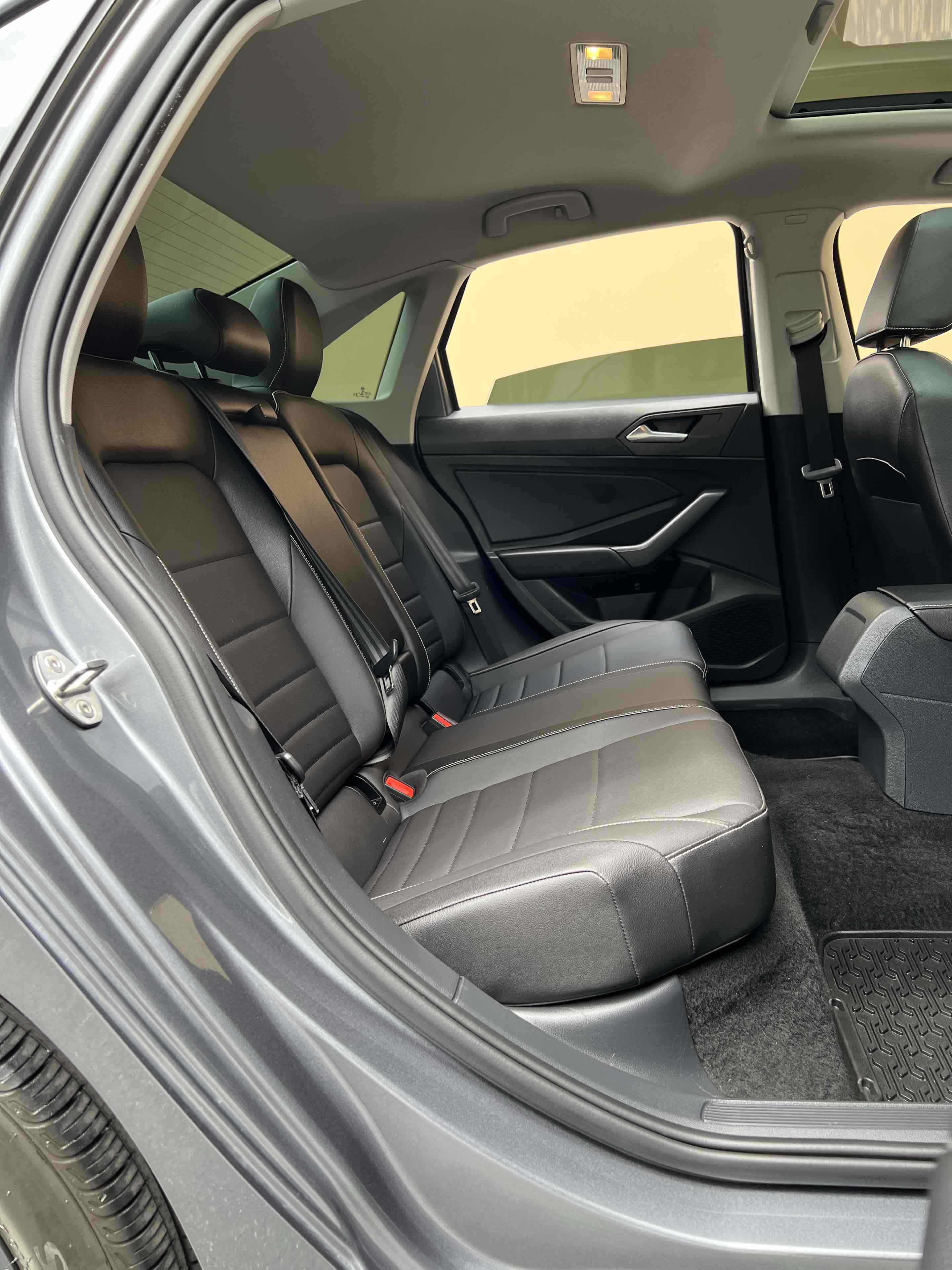 Used 2023 Volkswagen Jetta SE w/ Panoramic Sunroof Package FWD image 30