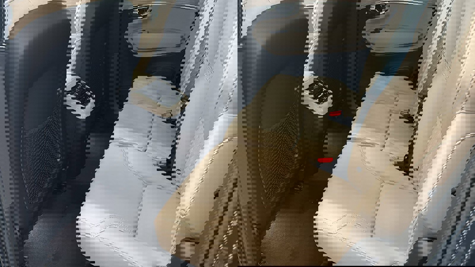 New 2026 Volvo XC90 B6 Plus w/ Protection Package Premier image 27