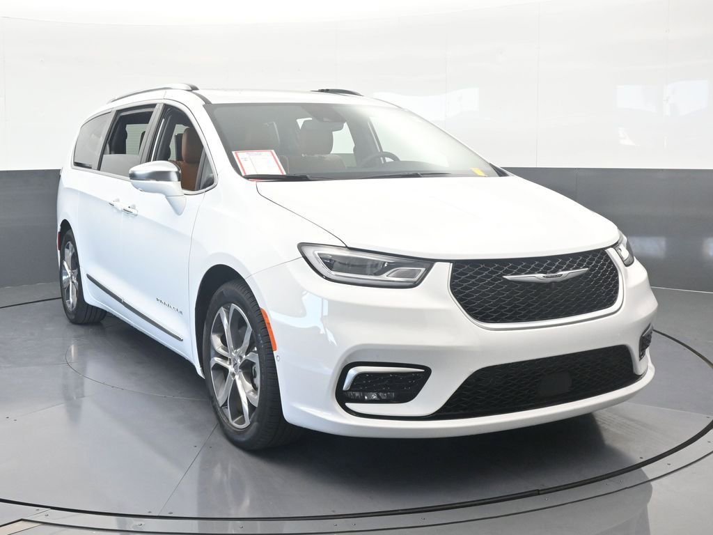 Used 2024 Chrysler Pacifica Pinnacle image 9