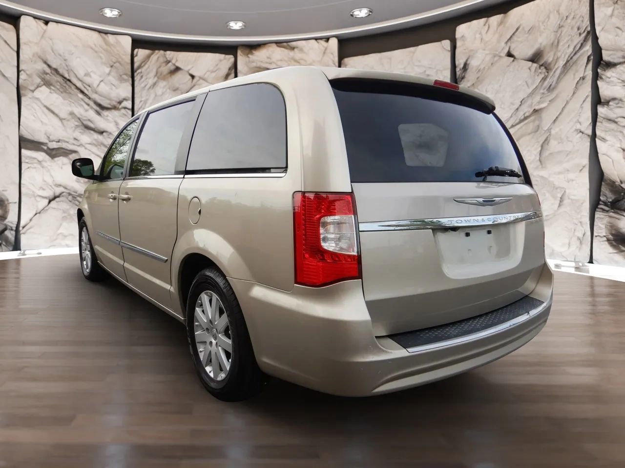Used 2014 Chrysler Town & Country Touring FWD image 8