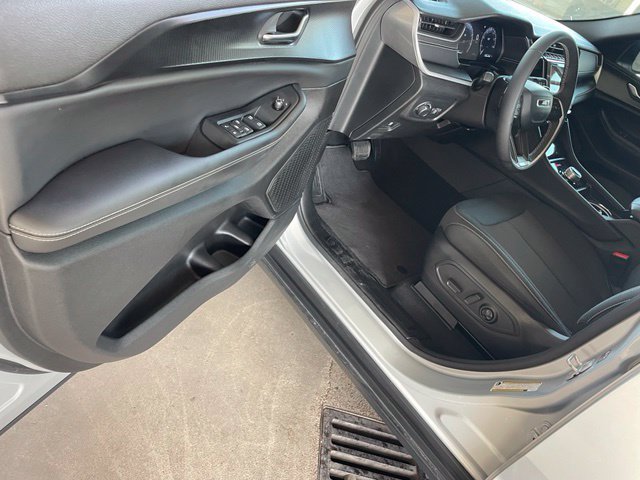 Used 2025 Jeep Grand Cherokee Laredo RWD image 18