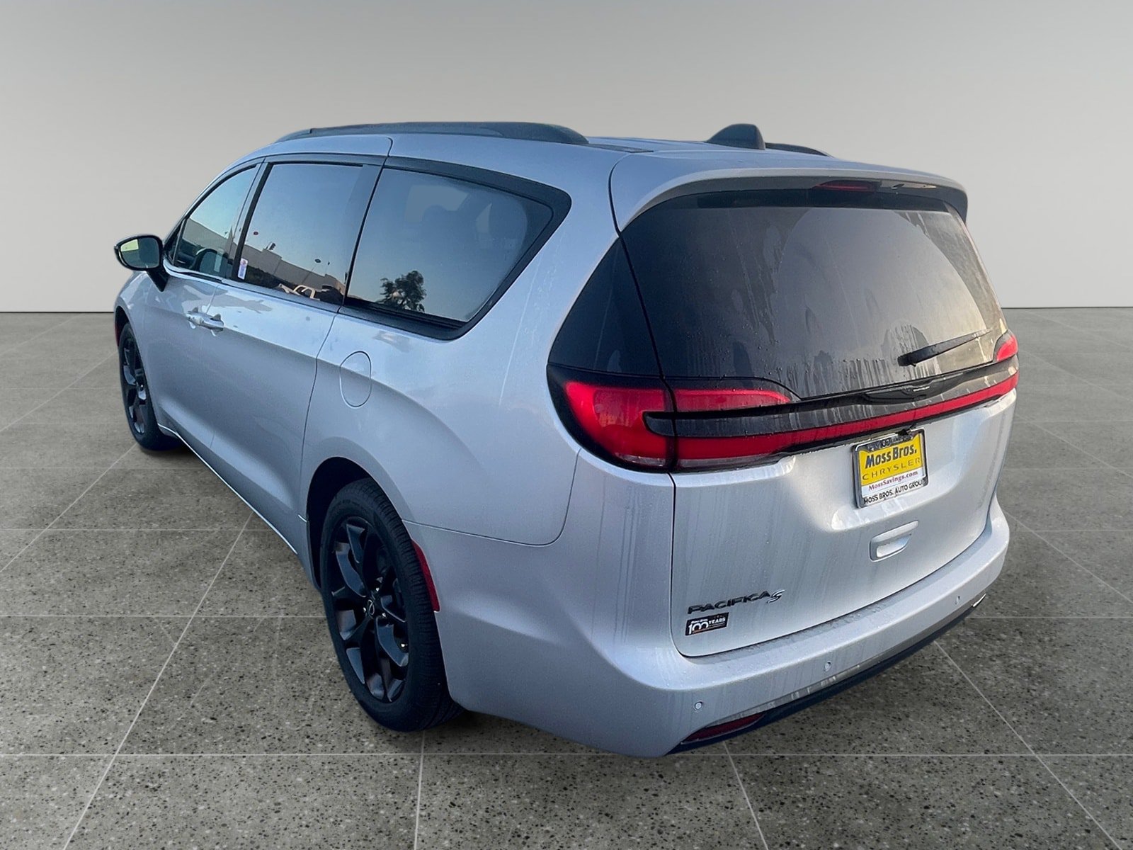 New 2026 Chrysler Pacifica Select w/ S Appearance Package FWD image 3