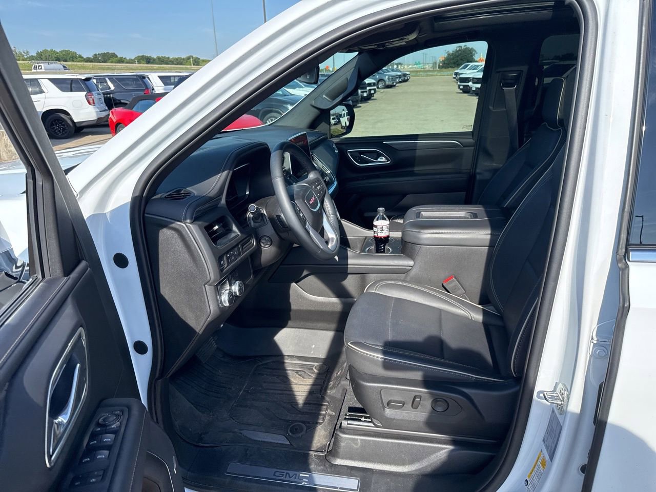 Used 2024 GMC Yukon XL SLT w/ SLT Luxury Package RWD image 18