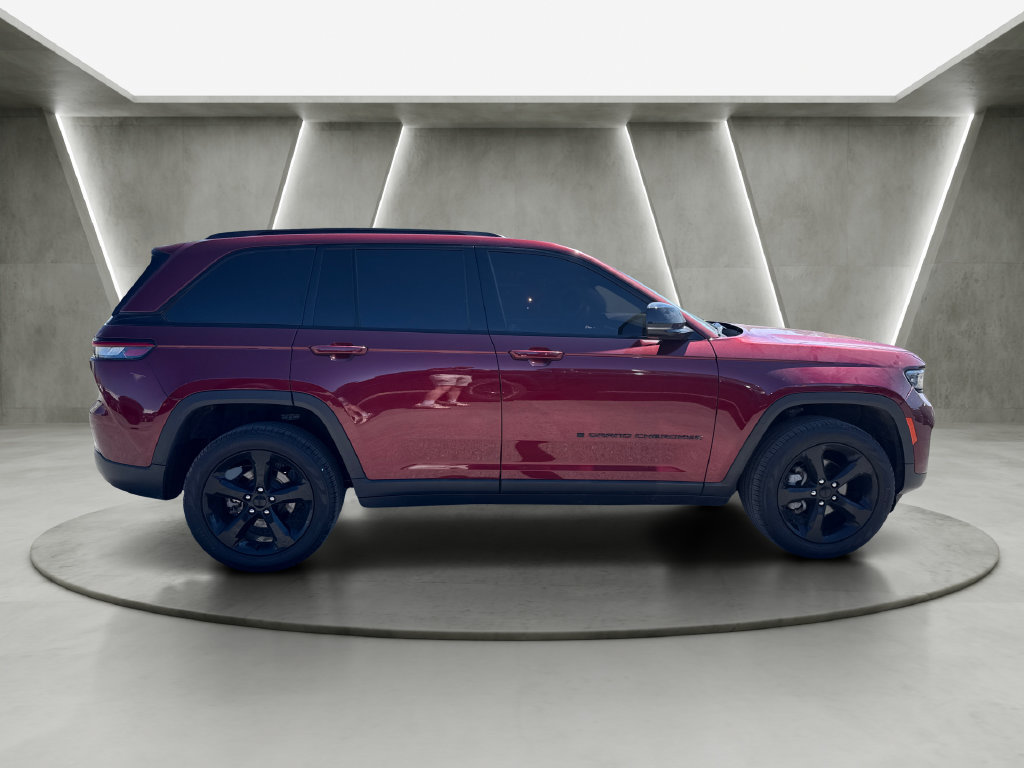 Used 2023 Jeep Grand Cherokee Limited w/ Black Appearance Package AWD/4WD image 8