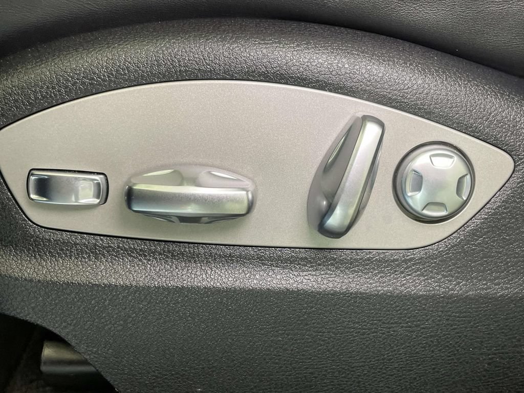 Certified 2023 Porsche Macan AWD/4WD image 17