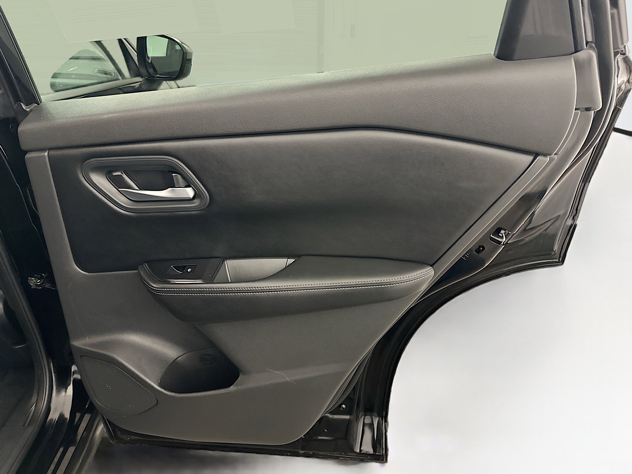 Used 2025 Nissan Rogue SV image 31