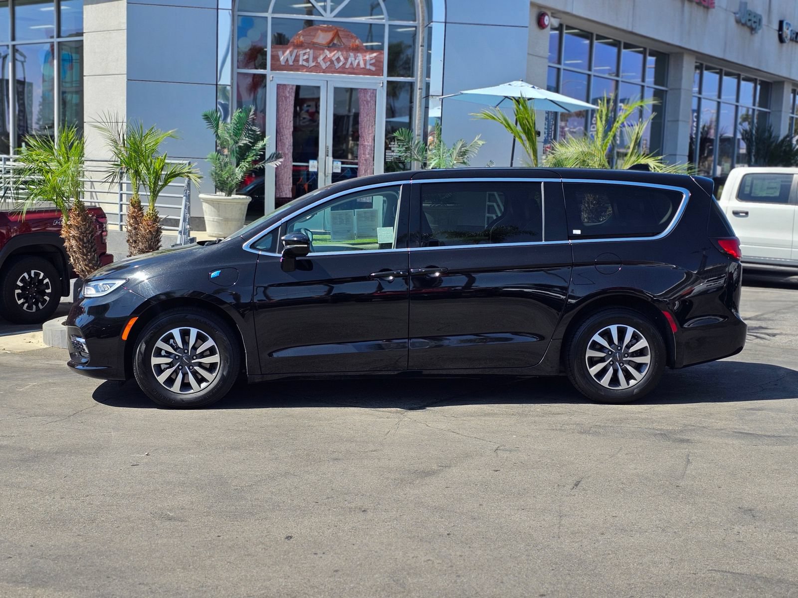 Used 2024 Chrysler Pacifica Limited FWD image 5