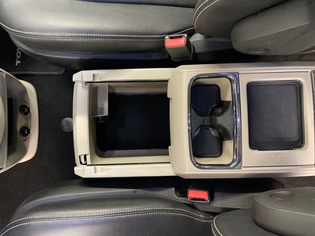 Used 2016 Chrysler Town & Country Touring image 23