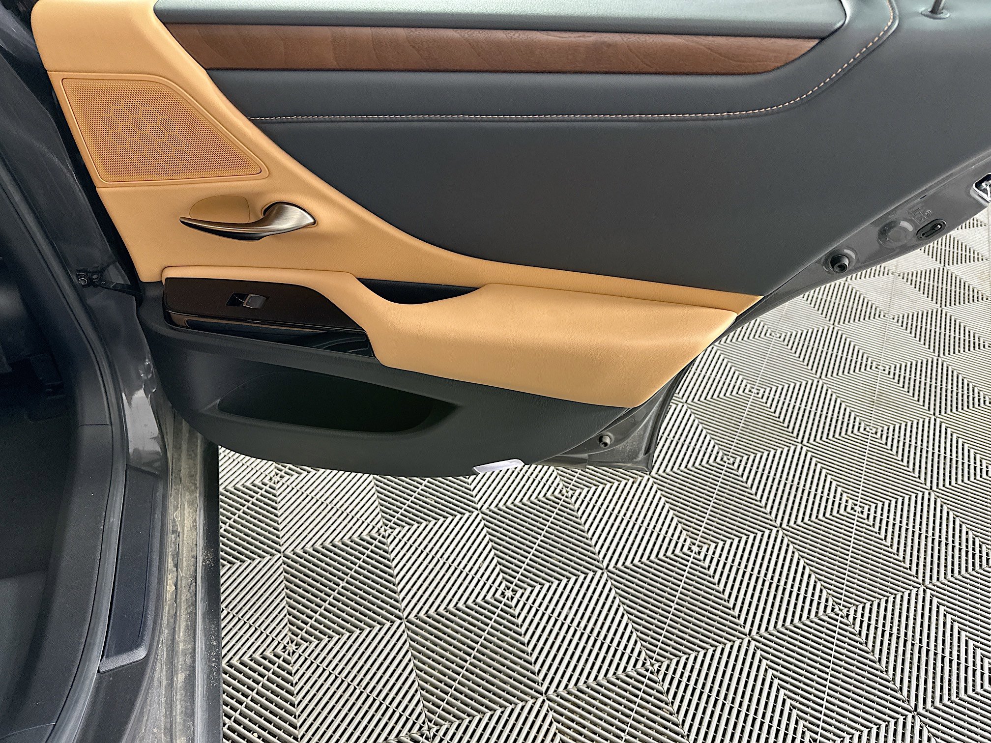 Used 2025 Lexus ES 300h ES 300h w/ Premium Package image 30