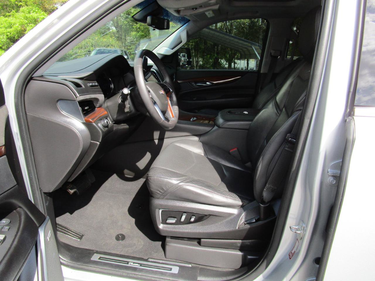 Used 2020 Cadillac Escalade Luxury RWD image 17