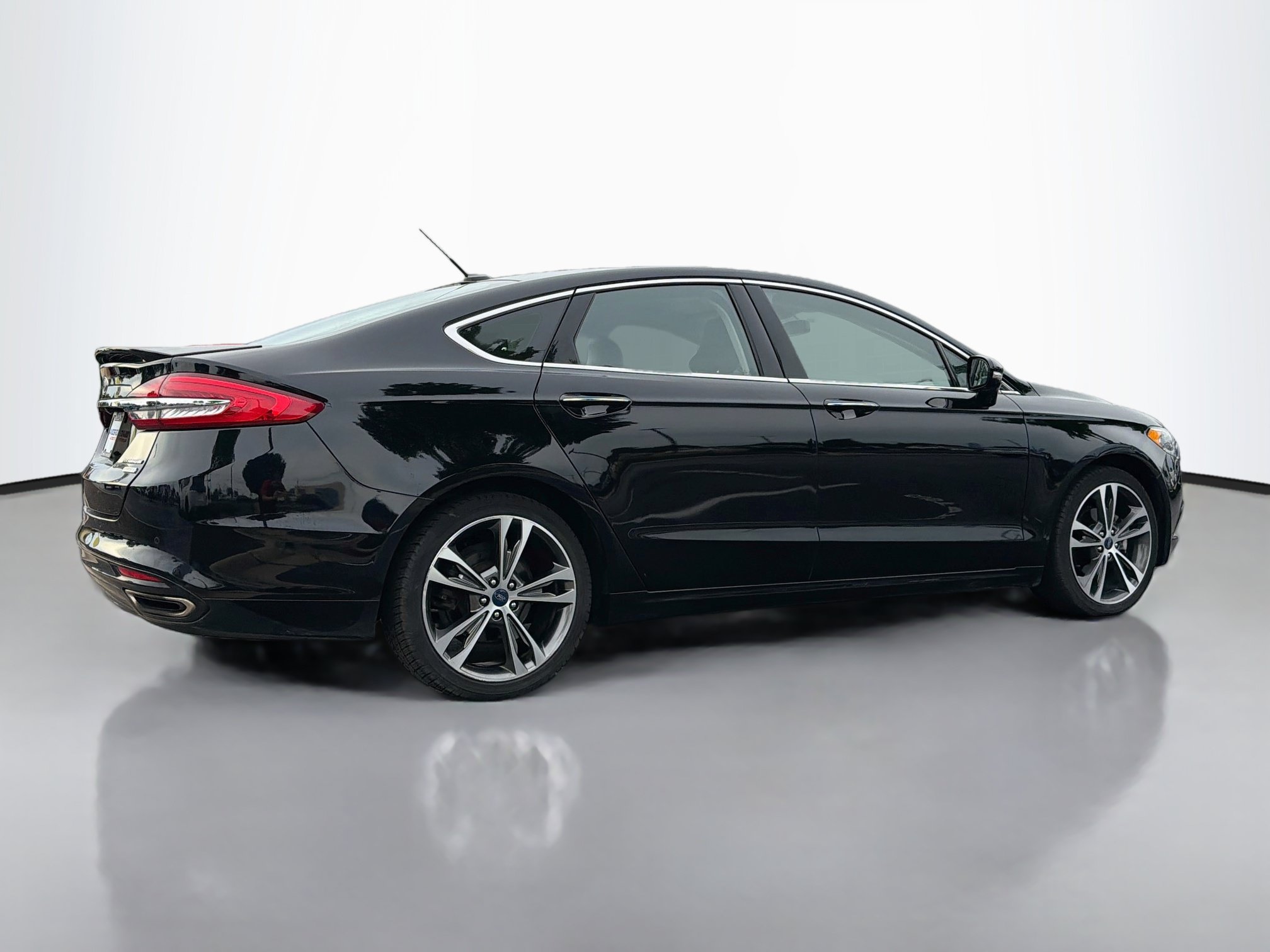 Used 2017 Ford Fusion Titanium FWD image 2