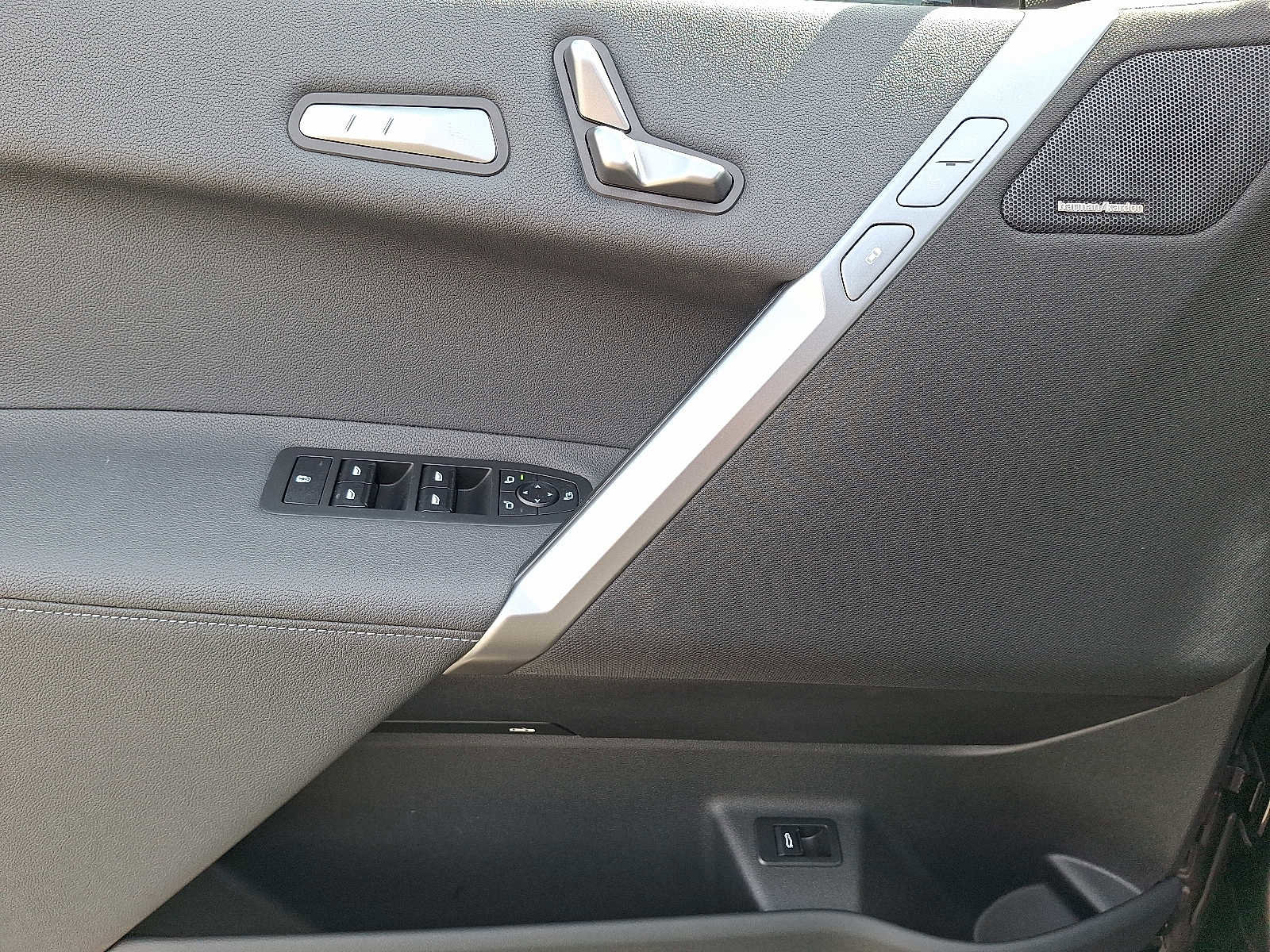 Used 2025 BMW iX xDrive50 w/ Premium Package image 12