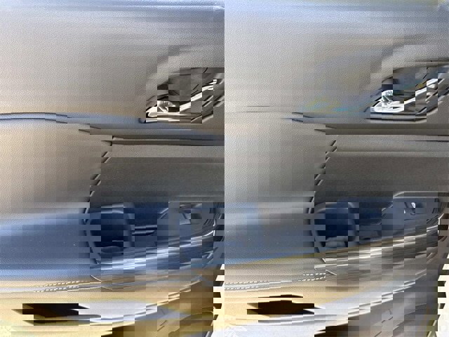 Used 2023 GMC Acadia SLT image 19