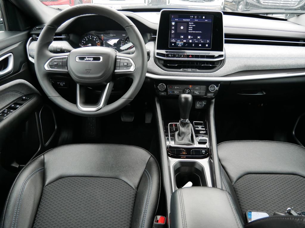 Used 2025 Jeep Compass Latitude AWD/4WD image 18