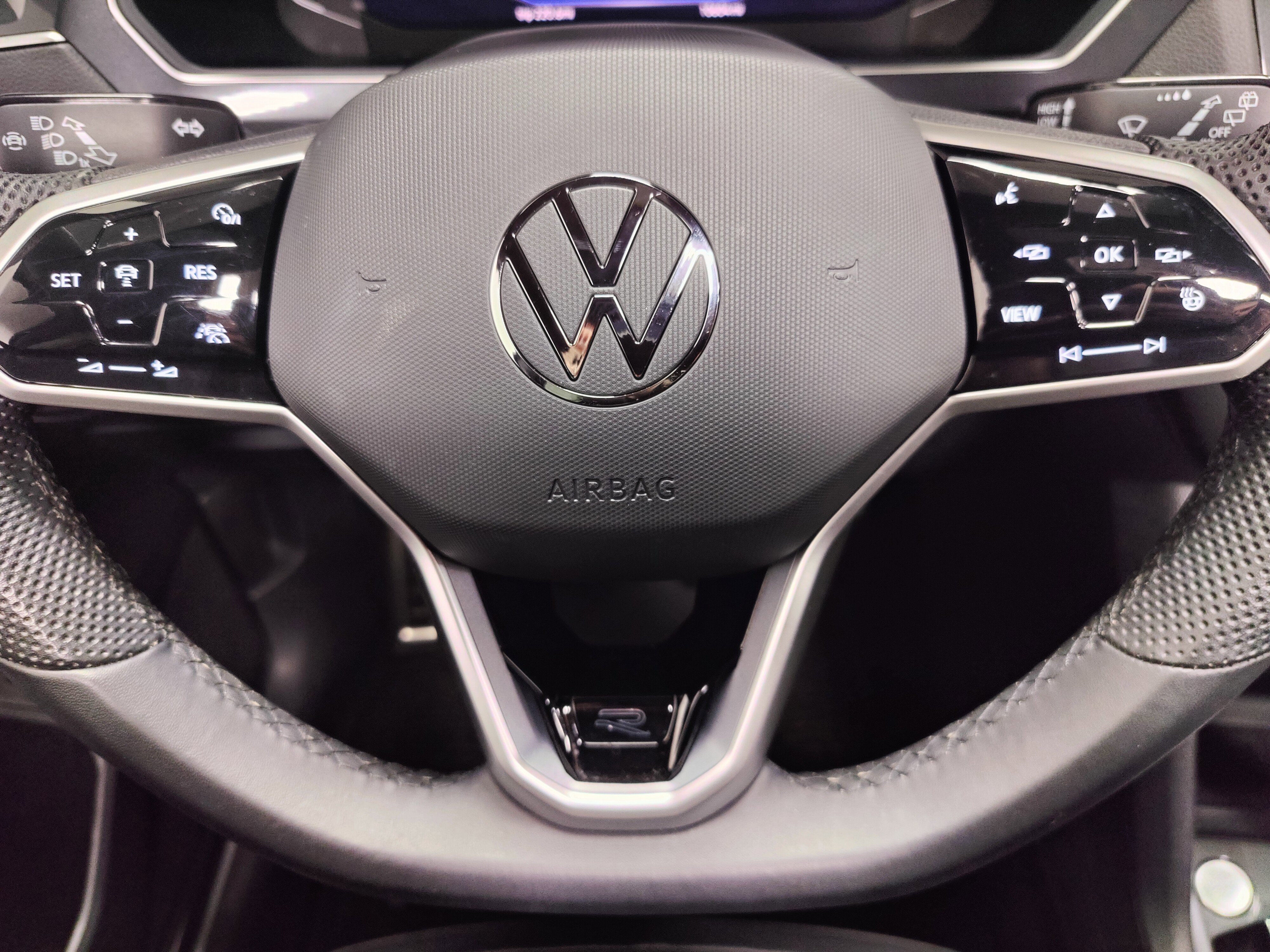 Used 2024 Volkswagen Tiguan SEL R-Line image 33