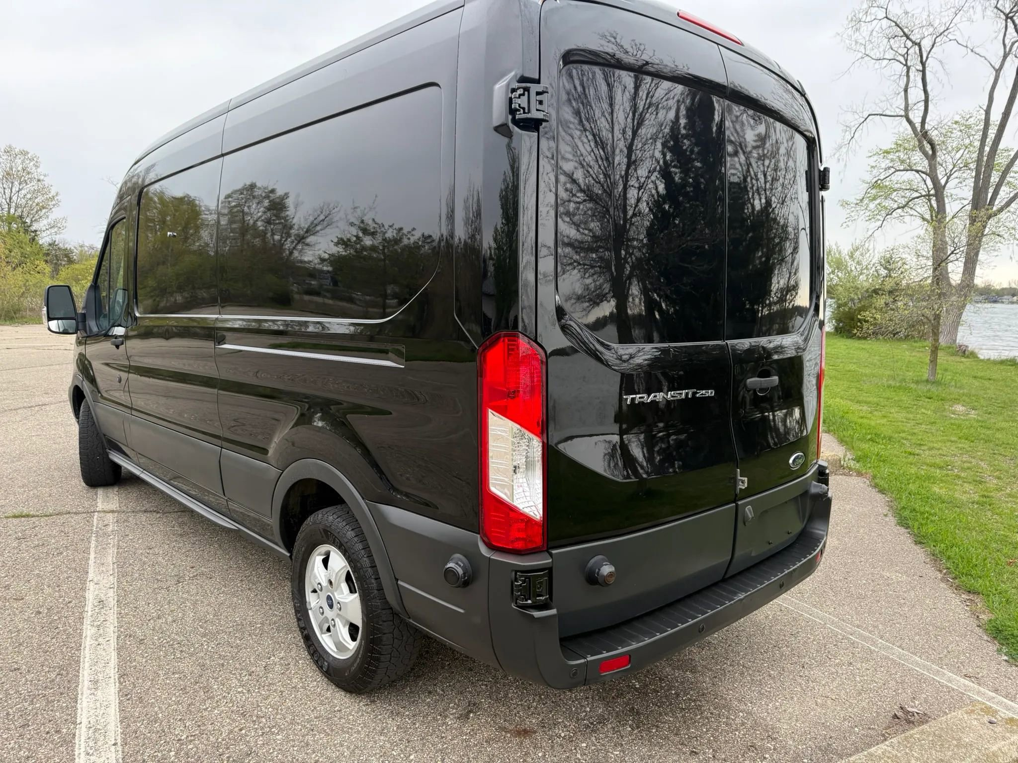 Used 2017 Ford Transit 250 148 Medium Roof RWD image 7