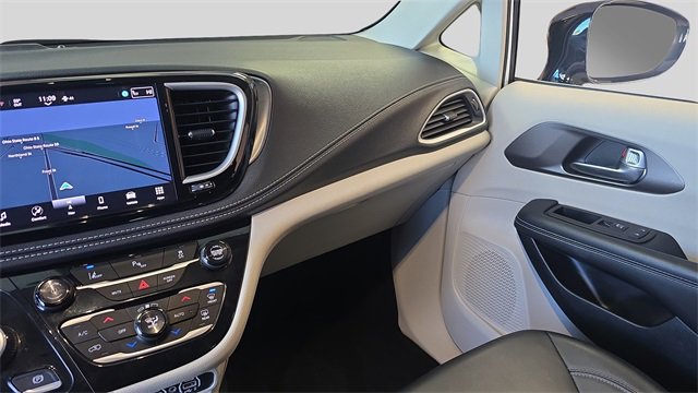 Used 2024 Chrysler Pacifica Select image 25