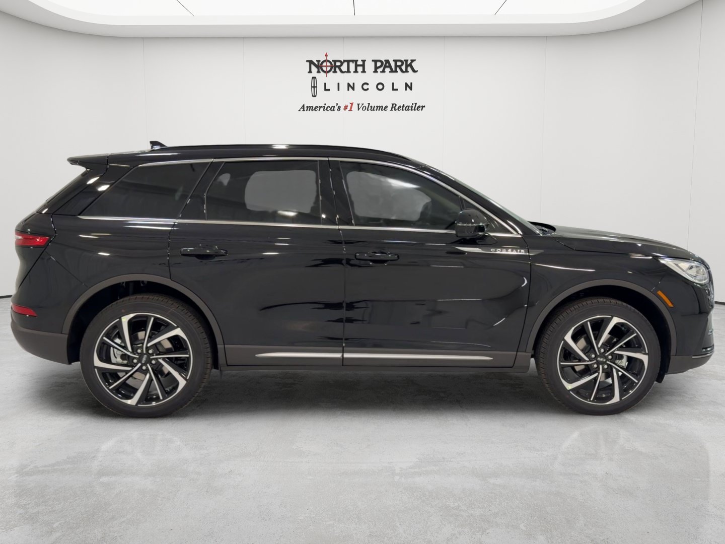 New 2026 Lincoln Corsair Reserve FWD image 2