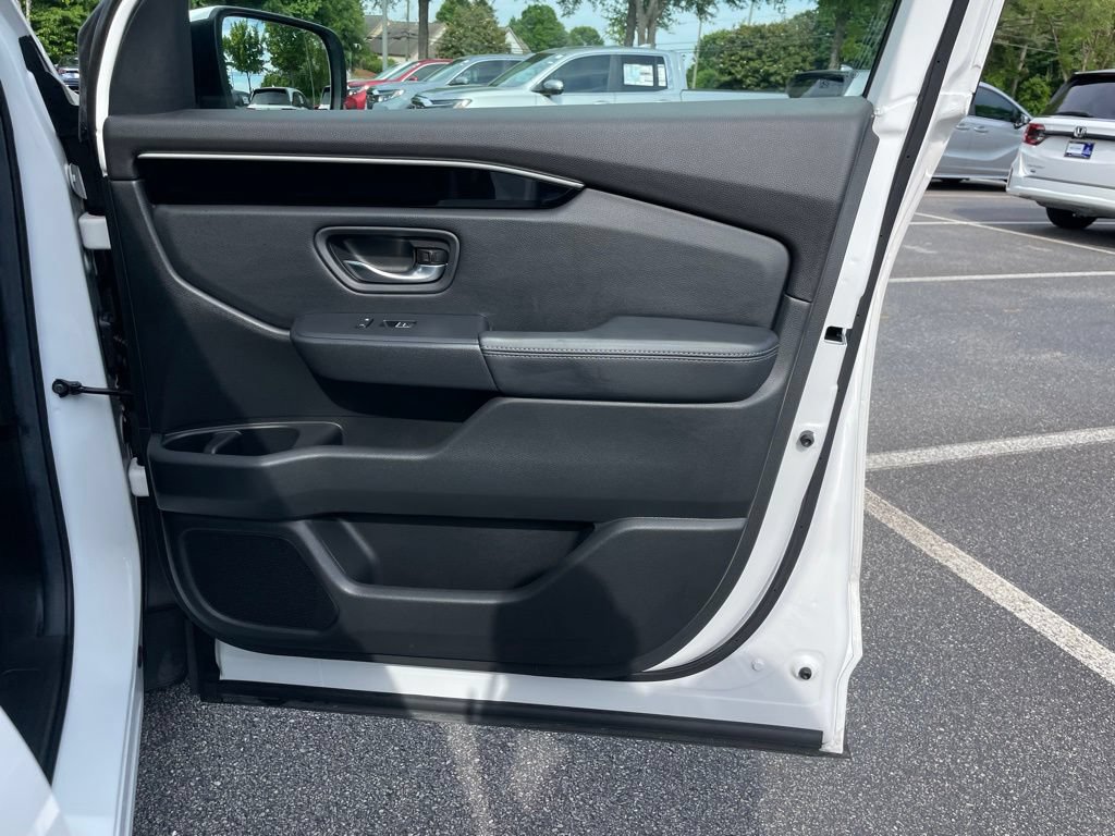 Certified 2025 Honda Pilot Touring image 30