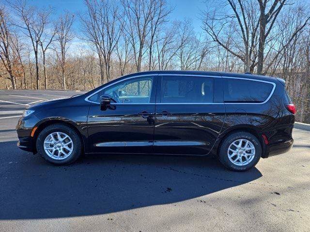 Used 2024 Chrysler Pacifica Touring-L FWD image 5