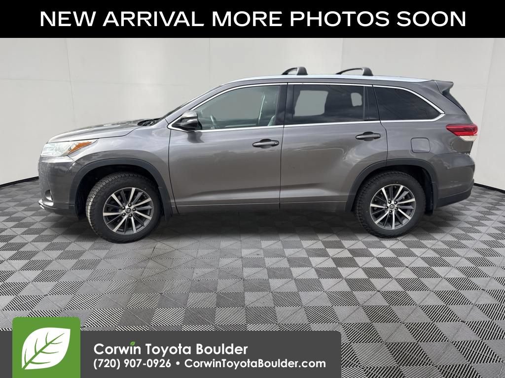 Used 2017 Toyota Highlander XLE w/ Carpet Mat Package AWD/4WD image 2