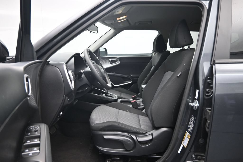 Used 2025 Kia Soul LX w/ LX Technology Package FWD image 20