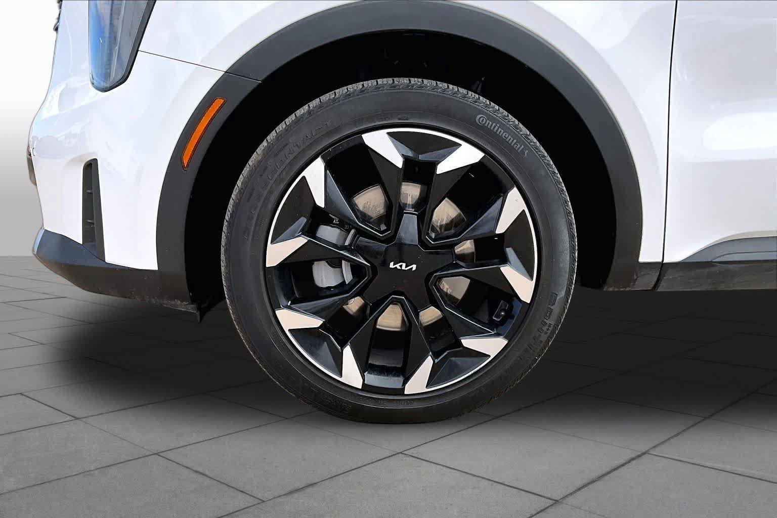 Certified 2025 Kia Sorento EX w/ Panoramic Sunroof Package FWD image 11