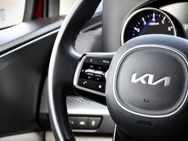 Used 2024 Kia Carnival LX image 22