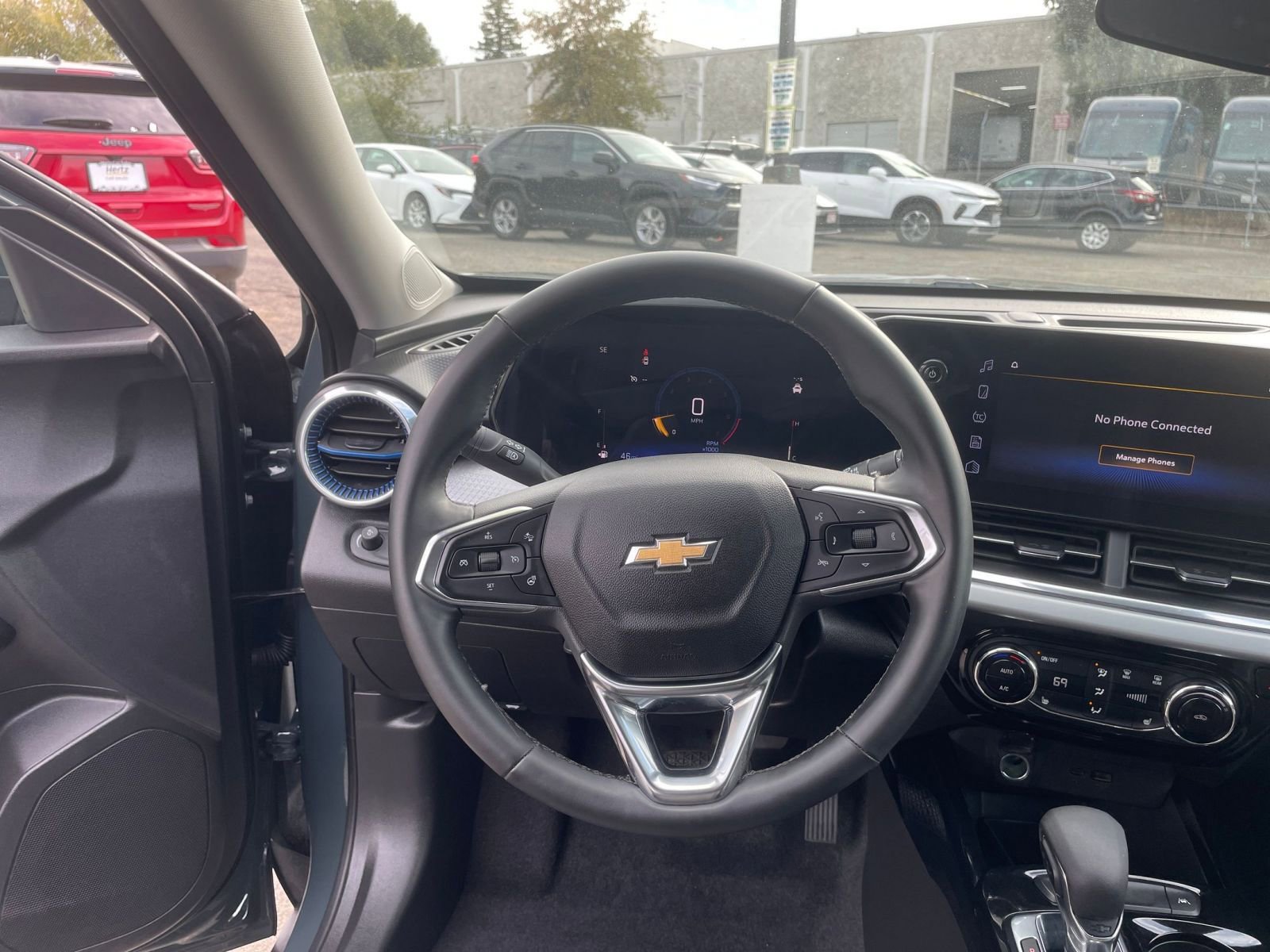 Used 2025 Chevrolet Trax LT w/ LT Convenience Package image 32