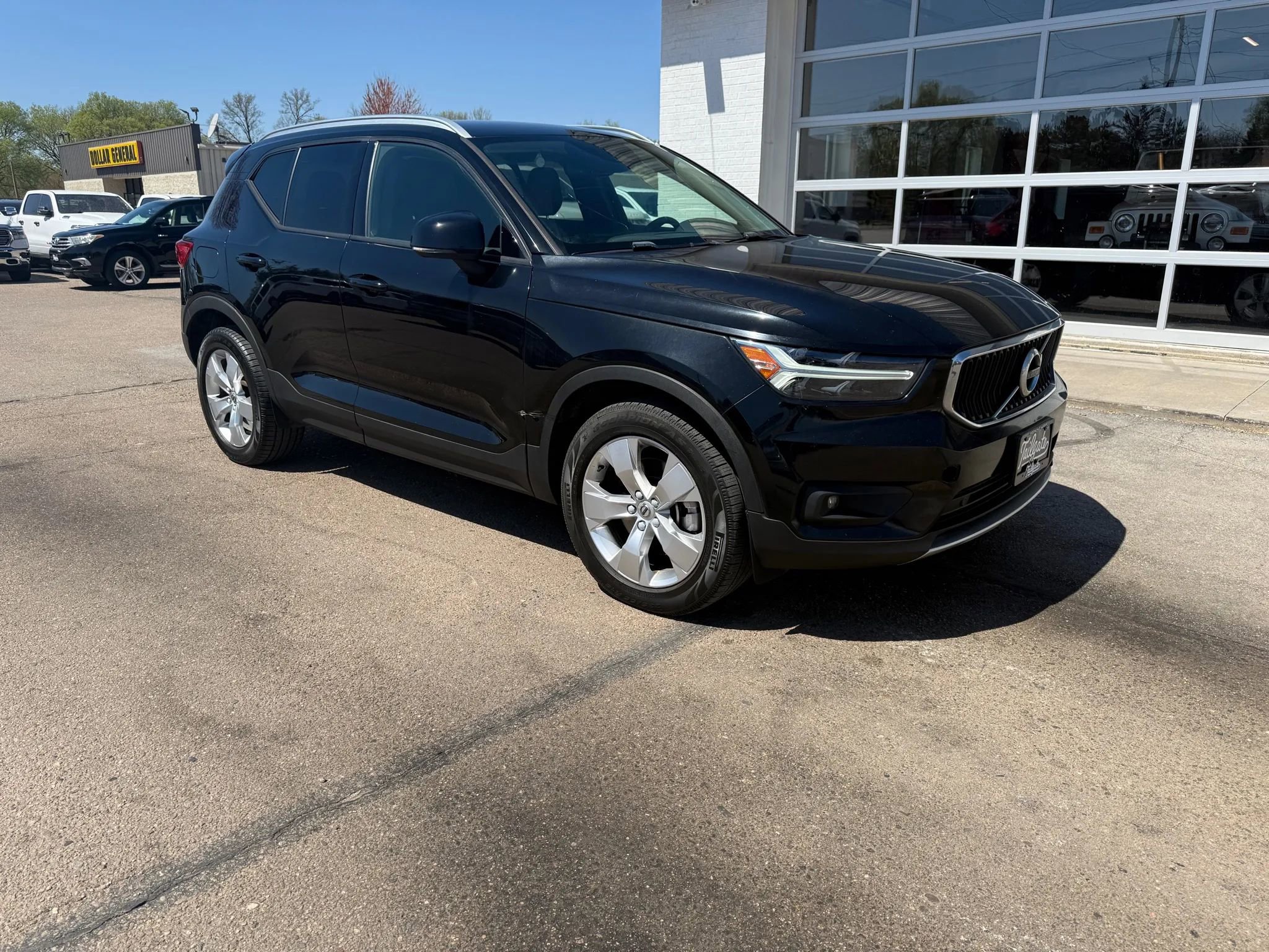 Used 2021 Volvo XC40 T4 Momentum image 2