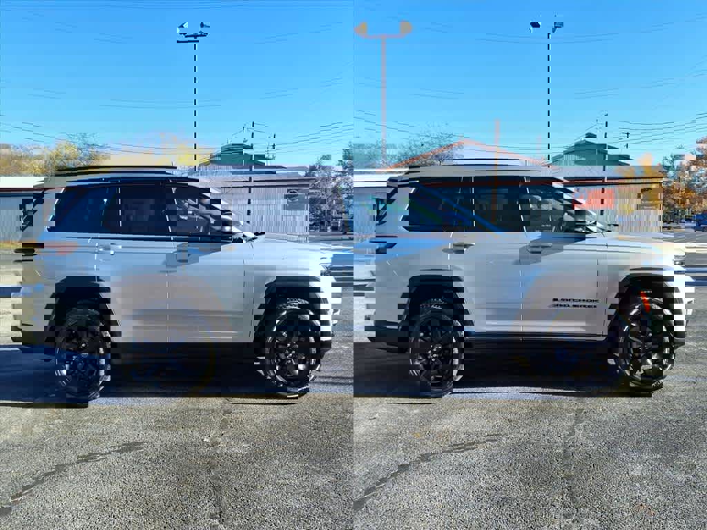 Used 2025 Jeep Grand Cherokee L Limited w/ Black Appearance Package image 23