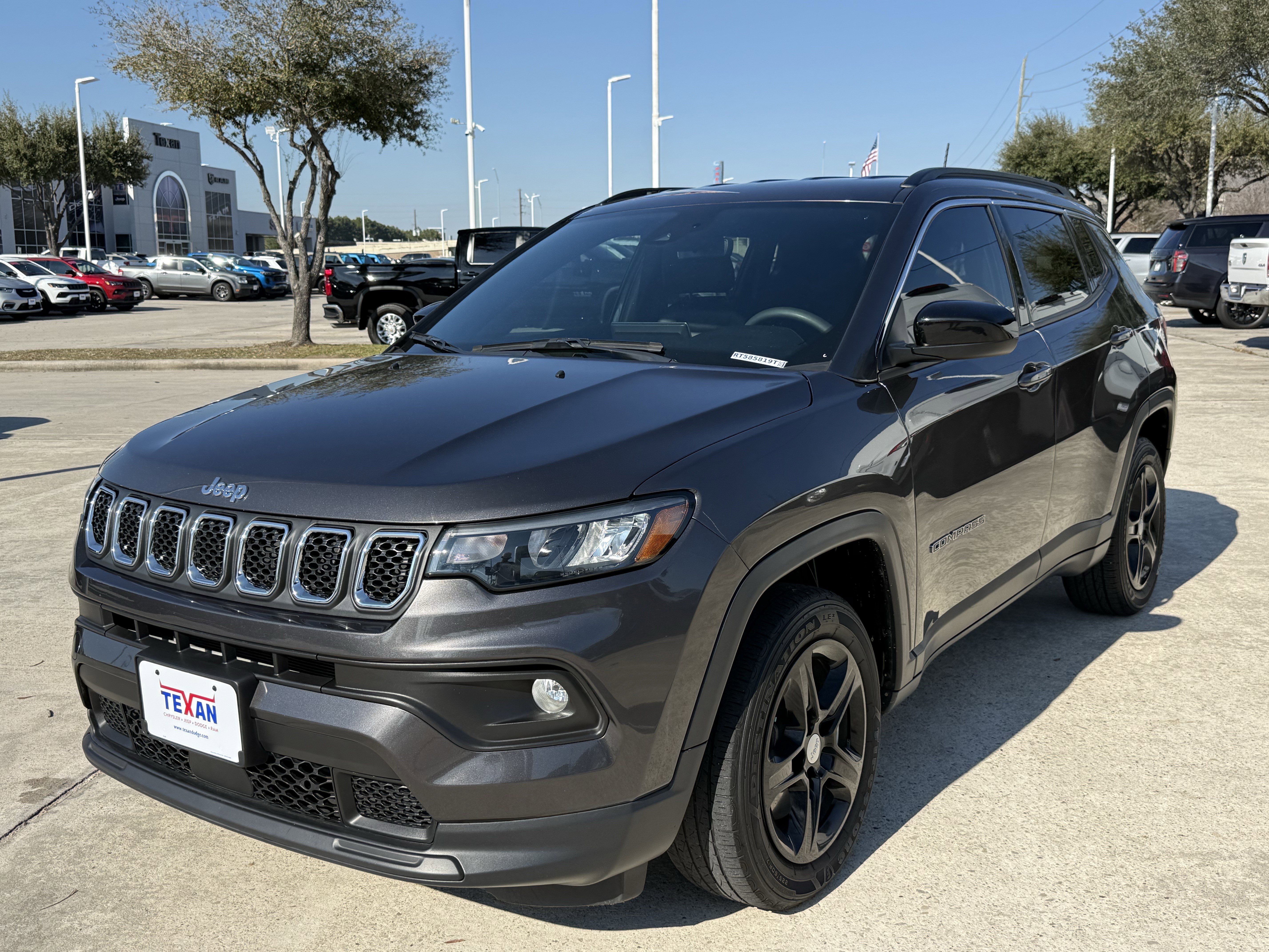 Used 2024 Jeep Compass Latitude image 10