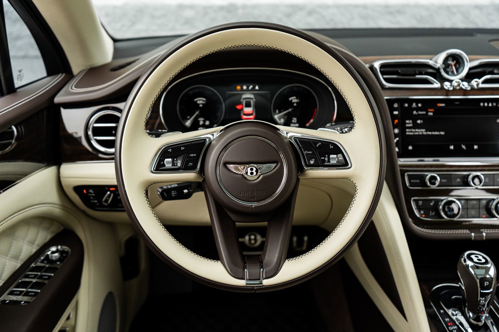 Used 2022 Bentley Bentayga image 32