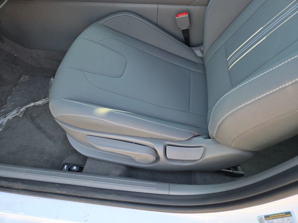 Used 2025 Hyundai Elantra SEL FWD image 11