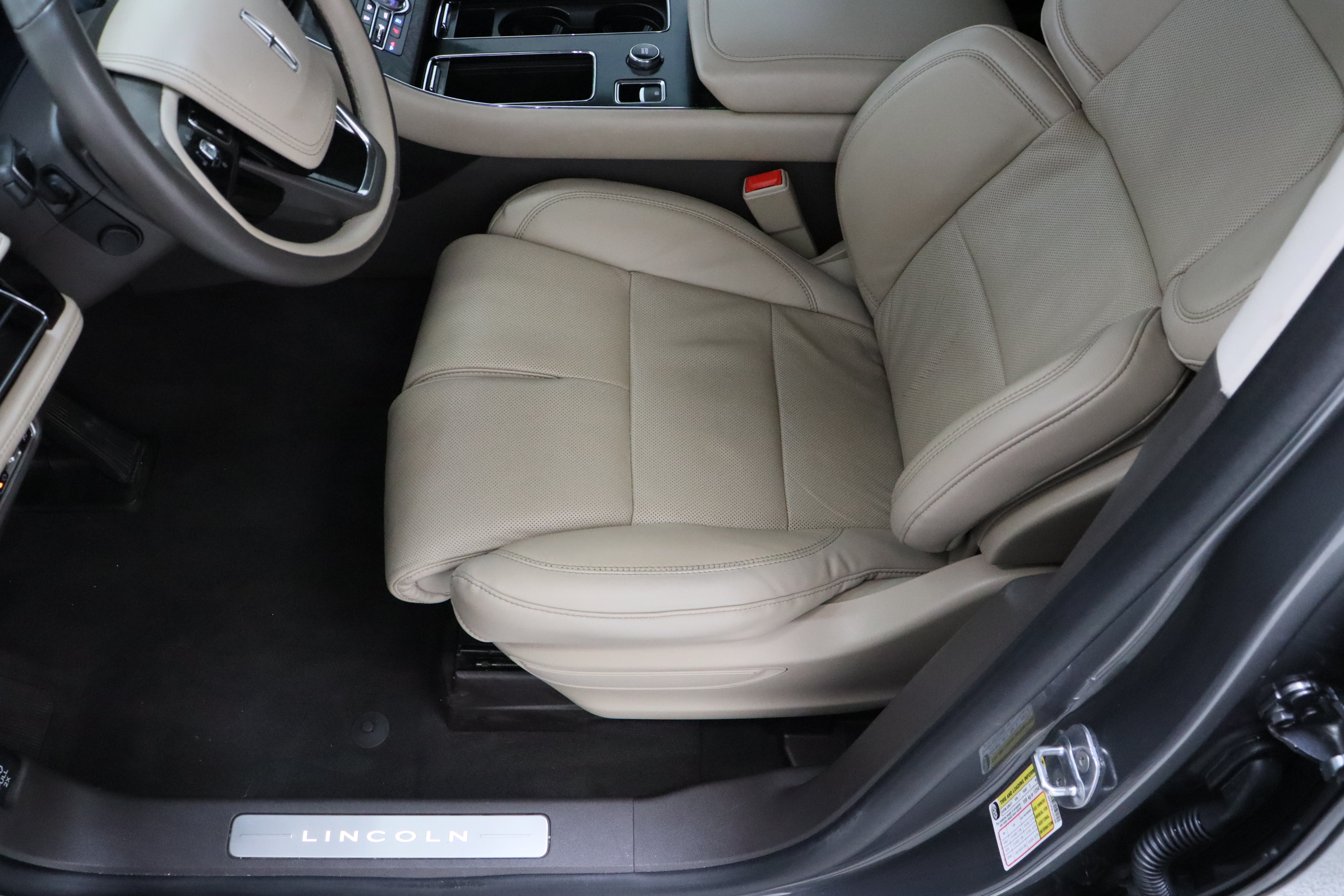 Used 2023 Lincoln Aviator Grand Touring w/ Equipment Group 301A AWD/4WD image 16
