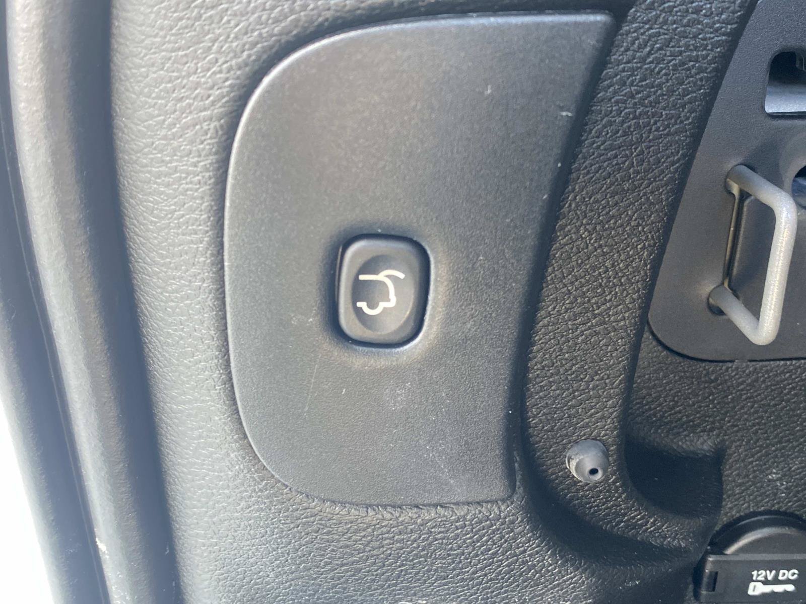 Used 2018 Jeep Cherokee Limited FWD image 8