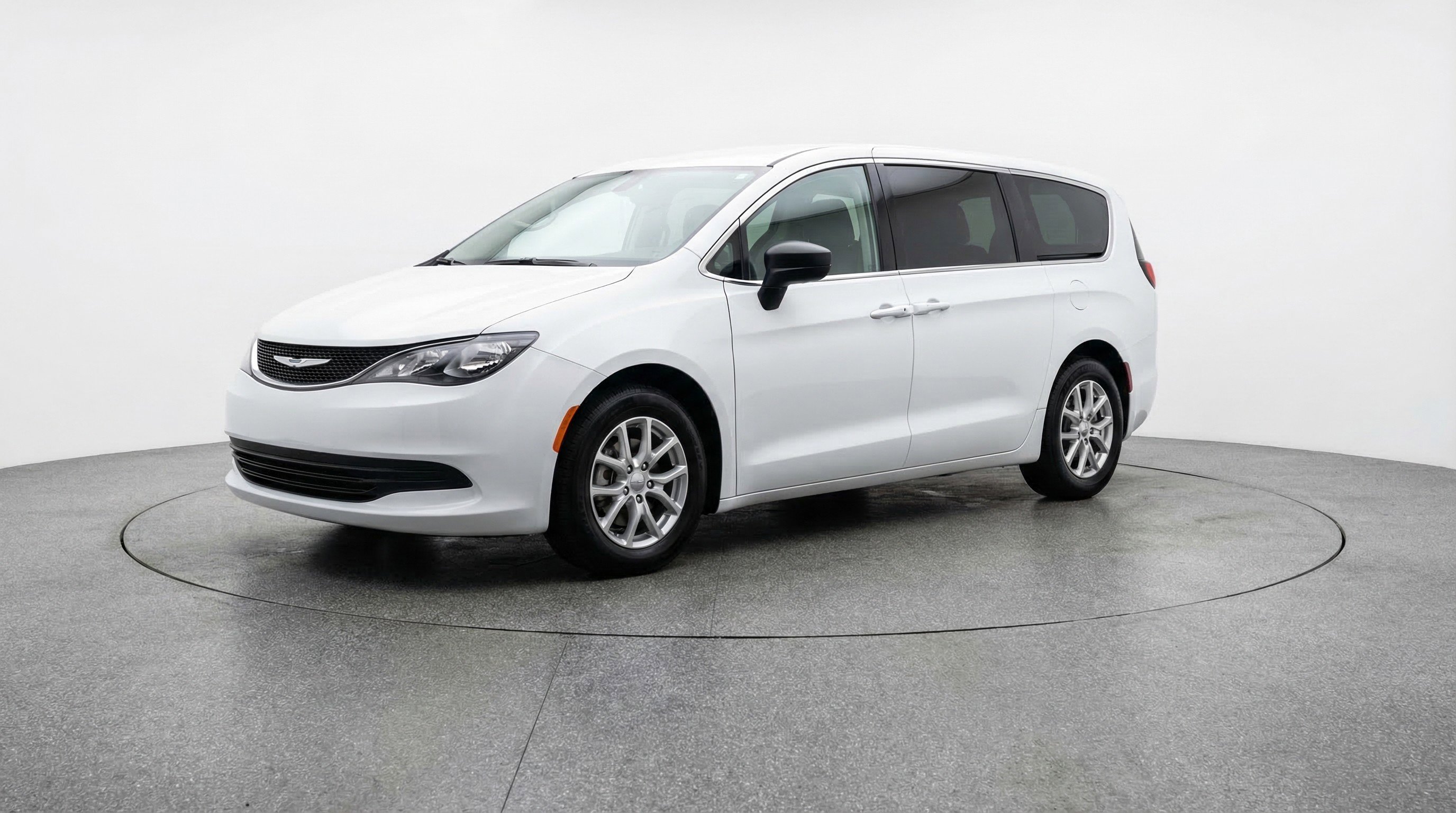 Used 2024 Chrysler Voyager LX FWD image 3