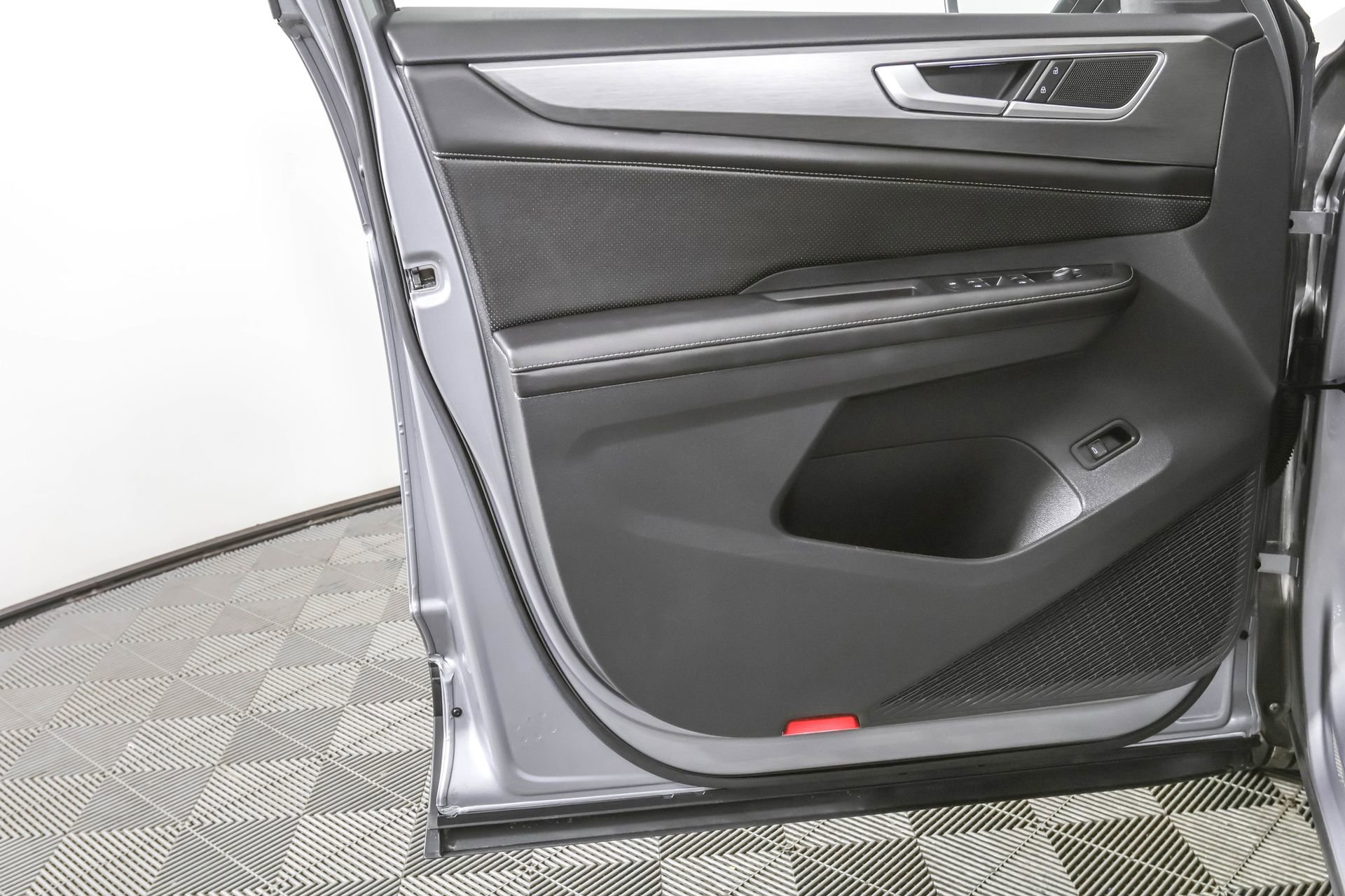 Used 2024 Volkswagen Atlas Cross Sport SE image 31