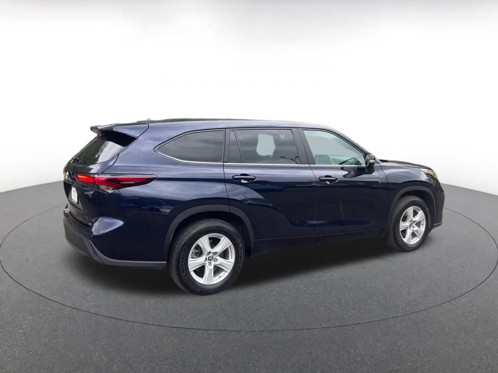 Used 2025 Toyota Highlander LE FWD image 13