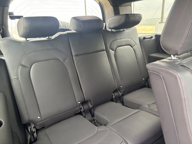 Used 2023 Land Rover Defender 130 X-Dynamic SE image 20