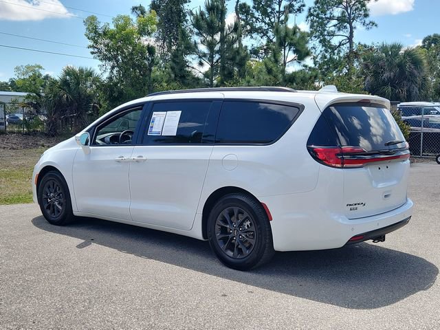 Used 2022 Chrysler Pacifica Touring-L w/ S Appearance Package FWD image 3